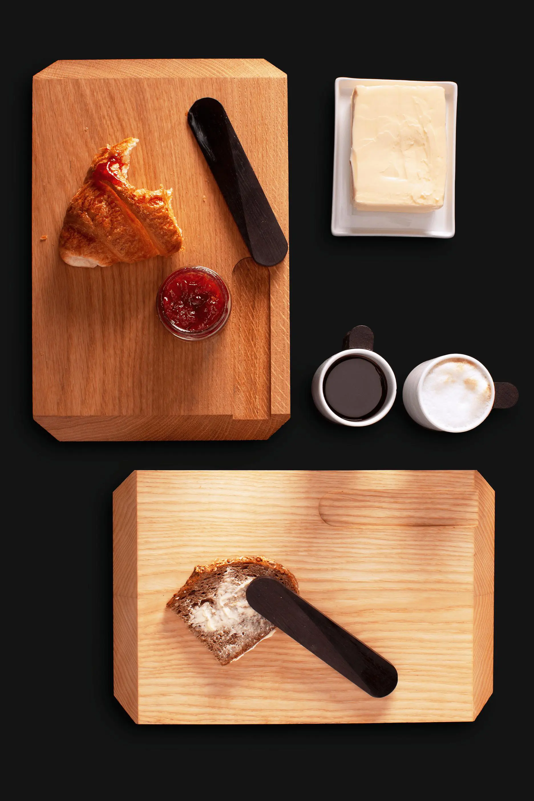 Produktdesign von Janick Entrop: 'Aufgestrichen'-Frühstücksset aus nachhaltigen Materialien, präsentiert in moderner Tischinszenierung.