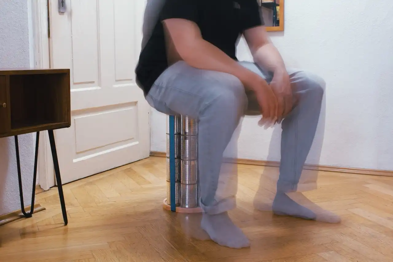 Janick Entrop – Produktdesign für Kreislaufwirtschaft: 'CAN_SIT'-Stuhl aus wiederverwendeten Materialien.