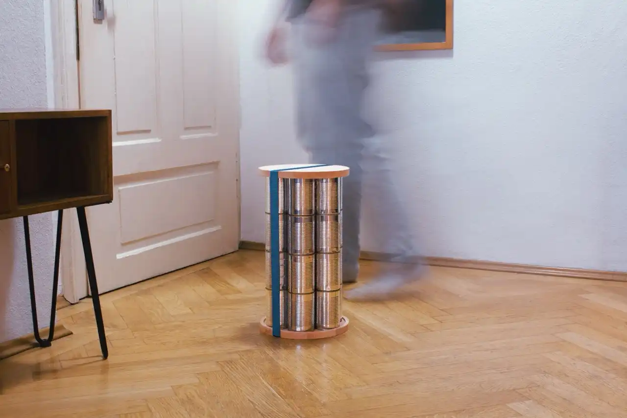 Funktionales und nachhaltiges Möbelstück 'CAN_SIT' von Janick Entrop – modulares Design mit Upcycling-Ansatz.