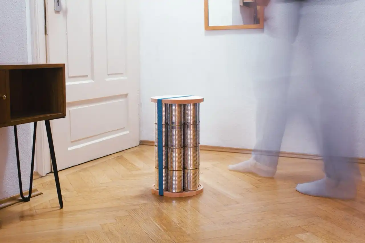 Janick Entrop – kreatives Industriedesign für nachhaltige Produktentwicklung: 'CAN_SIT'-Stuhl aus Dosen.