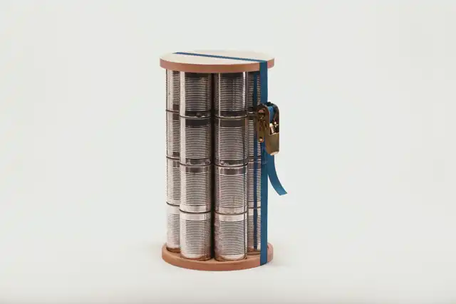 Nachhaltiges Möbelstück 'CAN_SIT' – Industriedesign von Janick Entrop, inspiriert durch Upcycling und Minimalismus.