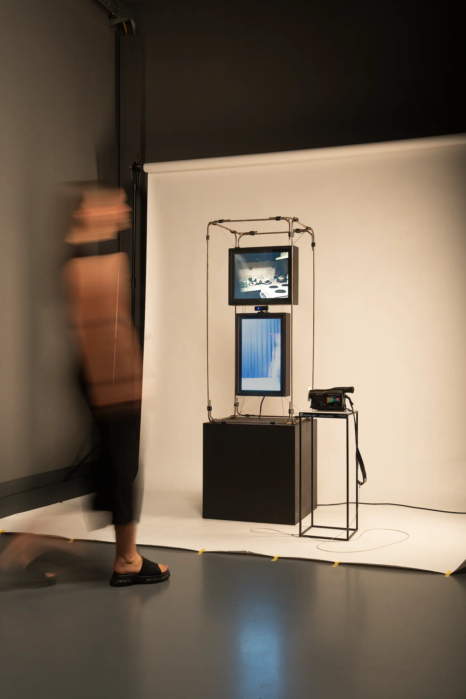 Fotografie der Installation Wiederleben im Ausstellungsraum oder Studio, mit Umgebung und Setup.